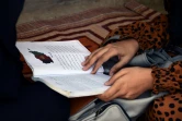 Une écolière étudie chez elle à Kandahar, en Afghanistan, le 20 mars 2022