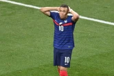 Kylian Mbappé vient de rater un penalty contre la Suisse en 8e de finale de l'Euro, le 28 juin 2021 à Bucarest    