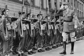 Charles de Gaulle (D) passe en revue une unité des Forces françaises libres en 1942 à Londres