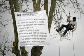 Thomas Brail, fondateur du Groupe national de surveillance des arbres (GNSA), accroche sur un platane un tweet d'Elisabeth Borne de 2020 saluant son "combat sincère et juste pour la défense des arbres" à l'entrée du village de Vendine, le 10 avril 2023 en Haute-Garonne