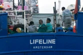 Photo fournie le 22 juin 2018 par l'ONG allemande Mission Lifeline montrant des migrants en mer à bord du navire Lifeline qui va chercher des migrants en Méditerranée 