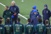 Le sélectionneur italien Roberto Mancini (2e d) plaisante avec ses joueurs lors d'un entraînement, le 30 mars 2021 à Vilnius, à la veille du match de qualifications pour le Mondial-2022 contre la Lituanie