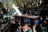 Des manifestants portent un faux cercueil orné du drapeau de l'Union européenne et d'une maquette d'avion d'Alitalia à Rome, le 14 avril 2021