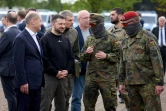 Le chancelier allemand Olaf Scholz (à gauche) et le président ukrainien Volodymyr Zelensky visitent une base militaire à Aix-la-Chapelle, en Allemagne, le 14 mai 2023