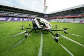 Un journaliste dans le taxi-drone EHANG 216 lors d'une présentation à la presse à Vienne, le 4 avril 2019