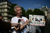 Un fan de Johnny Hallyday lui rend hommage devant l'église de la Madeleine à Paris, le 15 juin 2018