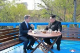 Le dirigeant nord-coréen Kim Jong Un (à droite) et le président sud-coréen Moon Jae-in à Panmunjom, le 27 avril 2018