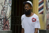 Un homme barbu marche dans une rue de La Havane le 17 juillet 2019