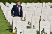 Le vétéran britannique John Prior déambule dans le cimetière de la Seconde guerre mondiale à Bayeux, le 6 juin 2019