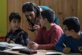 En classe, l'assistante Hend Al Khabbaz aide de jeunes Syriens, réfugiés comme elle, dans leur apprentissage. Parfois, elle leur parle explique en arabe des notions qu'ils n'ont pas comprises en allemand. A Fürstenwalde, le 19 janvier 2018
