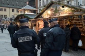 Des policiers patrouillent dans le Marché de Noël de Strasbourg le 27 novembre 2015
