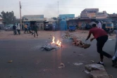 Des manifestants érigent des barricades dans une rue de Khartoum, le 20 novembre 2021