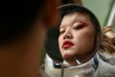 Maquillage avant un bal de voguing à Pékin, le 27 mars 2021 