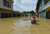 Une fille marche à travers une rue inondée à Cali, en Colombie, le 13 mai 2017