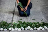 Un artiste participe à une performance à Hong Kong le 3 juin 2021, en mémoire des victimes de Tiananmen
