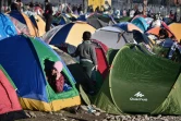Des tentes installées sur des voies ferrées pour les migrants à la frontière gréco-macédonienne près du village grec d'Idomeni
