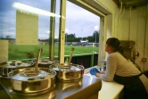 La cuisine du Forest Green Rovers, donnant sur le terrain de foot du premier club professionnel "vert", le 8 août 2017 dans l'ouest de l'Angleterre