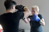 Une patiente s'entraîne à la boxe avec le coach Thilbault Kuhn, au centre de lutte contre le cancer Paul-Strauss à Strasbourg, le 6 octobre 2016