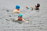 Des nageurs dans le bassin du Serpentine Lido à Hyde Park, à Londres, le 29 mars 2021