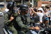 Des policiers vénézuéliens se fraient un chemin lors d'une manifestation en faveur Juan Guaido, le 10 avril 2019 à Caracas