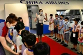 Du personnel navigant de China Airlines fait découvrir son métier à des enfants à Taoyuan (Taïwan), le 8 août 2020