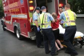 Les pompiers aident une femme victime d'une overdose de médicaments le 14 juillet 2017 à Rockford, dans l'Illinois