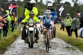 La Britannique Lizzie Deignan roule sur une portion pavée, après s'être échappée lors de la 1ère édition féminine de Paris-Roubaix, le 2 octobre 2021, disputée entre Denain et Roubaix
