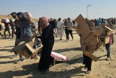 Des Palestiniens déplacés marchent le long d'une route pour recevoir des colis d'aide humanitaire d'un centre d'aide soutenu par les États-Unis à Rafah, dans le sud de la bande de Gaza, le 5 juin 2025