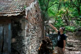 Kévin Urvoy, chargé de mission d?animation à l?ONF, aperçoit sur un toit un iguane des petites Antilles (Iguana delicatissima), le 29 mars 2021 à l'îlet Chancel, au Robert, en Martinique