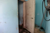Des taches de sang sur la porte d'une chambre de la résidence des travailleurs thaïlandais du kibboutz Nir Oz, dans le sud d'Israël, après l'attaque du 7 octobre perpétrée par le mouvement palestinien Hamas, photographiées le 9 novembre 2023