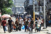 Des Palestiniens fuient le camp de réfugiés de Bureij dans le centre de la bande de Gaza, le 23 juillet 2024