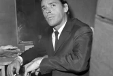 Jacques Brel, photographié le 7 octobre 1966 dans sa loge de l'Olympia, à Paris, lors de l'une de ses dernières représentations