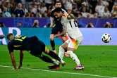 L'Ecossais Ryan Porteous (g) fait une faute sur l'Allemand Ilkay Gündogan qui lui vaudra l'exclusion, le 14 juin 2024 à Munich 
