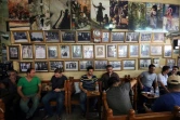 Des Irakiens attablés au café Shabandar, où se retrouve l'intelligentsia, le 18 août 2017 à Bagdad