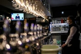 Le président français Emmanuel Macron à la télévision dans un café à Marseille, lors de l'annonce du reconfinement du pays, le 28 octobre 2020