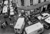 Policiers et secouristes après l'attentat dans un restaurant juif de la rue des Rosiers à Paris le 9 août 1982