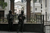 Des forces de sécurité gardent l'entrée du palais législatif, qui abrite l'Assemblée nationale dirigée par l'opposition et l'Assemblée constituante qui soutient le gouvernement, à Caracas le 14 mai 2019