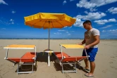 Parasol et transats sur une plage de Cesenatico, sur la côte adriatique, le 11 mai 2020 en Italie