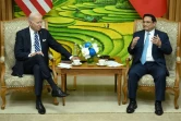 Le président américain Joe Biden (G) s'entretient avec le Premier ministre vietnamien Pham Minh Chin, à Hanoï le 11 septembre 2023
