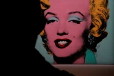 Au siège de la maison d'enchères Christie's à New York le 21 mars 2022, quelqu'un regarde le portrait de Marilyn Monroe "Shot Sage Blue Marilyn" par Andy Warhol, estimé à 200 millions de dollars