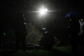Des fossoyeurs se préparent à descendre un cercueil d'un mort du Covid-19 dans la fosse, dans un cimetière à Managua, le 8 juin 2020