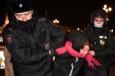 Des policiers arrêtent une femme lors d'une manifestation contre l'invasion russe de l'Ukraine dans le centre de Moscou le 3 mars 2022