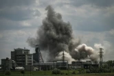 De la fumée s'élève dans le ciel à  Soledar dans l'est de l'Ukraine, le 24 mai 2022