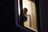 Femme qui serait la Tchèque Renata Voracova regardant par la fenêtre dans le centre de rétention de Melbourne, en Australie, le 7 janvier 2022