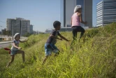 Des enfants jouent dans la Villa Autodromo (ancienne favela de Rio de Janeiro), le 21 juillet 2017