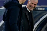 Le coach de Chelsea Thomas Tuchel échange avec son homolohue du Real Madrid Zinédine Zidane avant leur confrontation le 27 avril 2021 à Valdebebas, en banlieue de Madrid