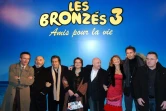 De gauche à droite le réalisateur Patrice Leconte, les comédiens Gérard Jugnot, Christian Clavier, Josiane Balasko, Michel Blanc, Marie-Anne Chazel, et Thierry Lhermitte posent, le 23 janvier 2006 à Paris, avant d'assister à l'avant-première du film "Les Bronzés 3 - Amis pour la vie"