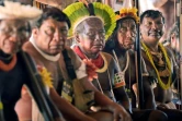Líderes indígenas brasileiros participam de reunião na aldeia Piaraçu, no estado do Mato Grosso