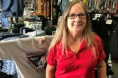 Brenda Mulberry, propriétaire de Space Shirts, dans sa boutique, à Merrit Island, en Floride, le 26 mai 2020