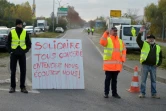 Des "gilets jaunes" bloquent une route à proximité du dépôt de carburant de Lespinasse, près de Toulouse, le 19 novembre 2018